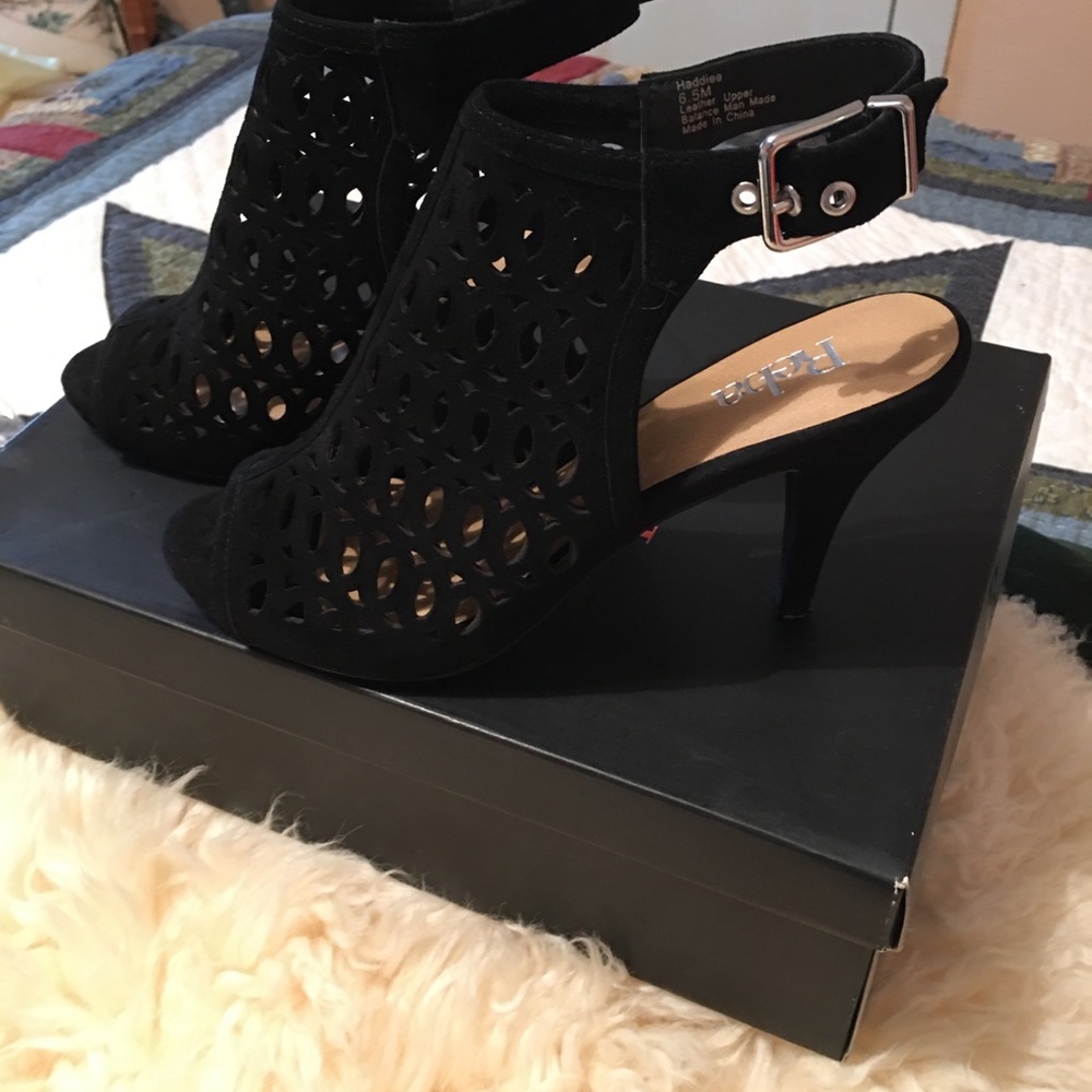 Shoes - Picture 4 of 5